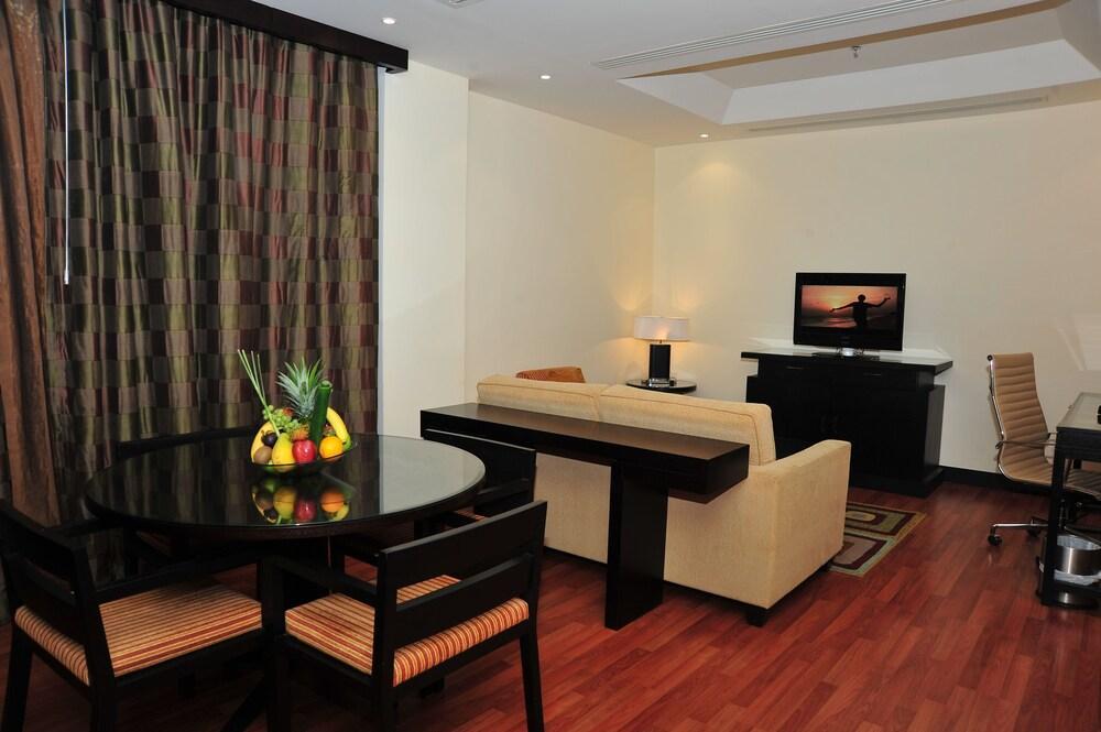 Crowne Plaza Al Khobar By Ihg Hotel Kültér fotó Suite room at the hotel