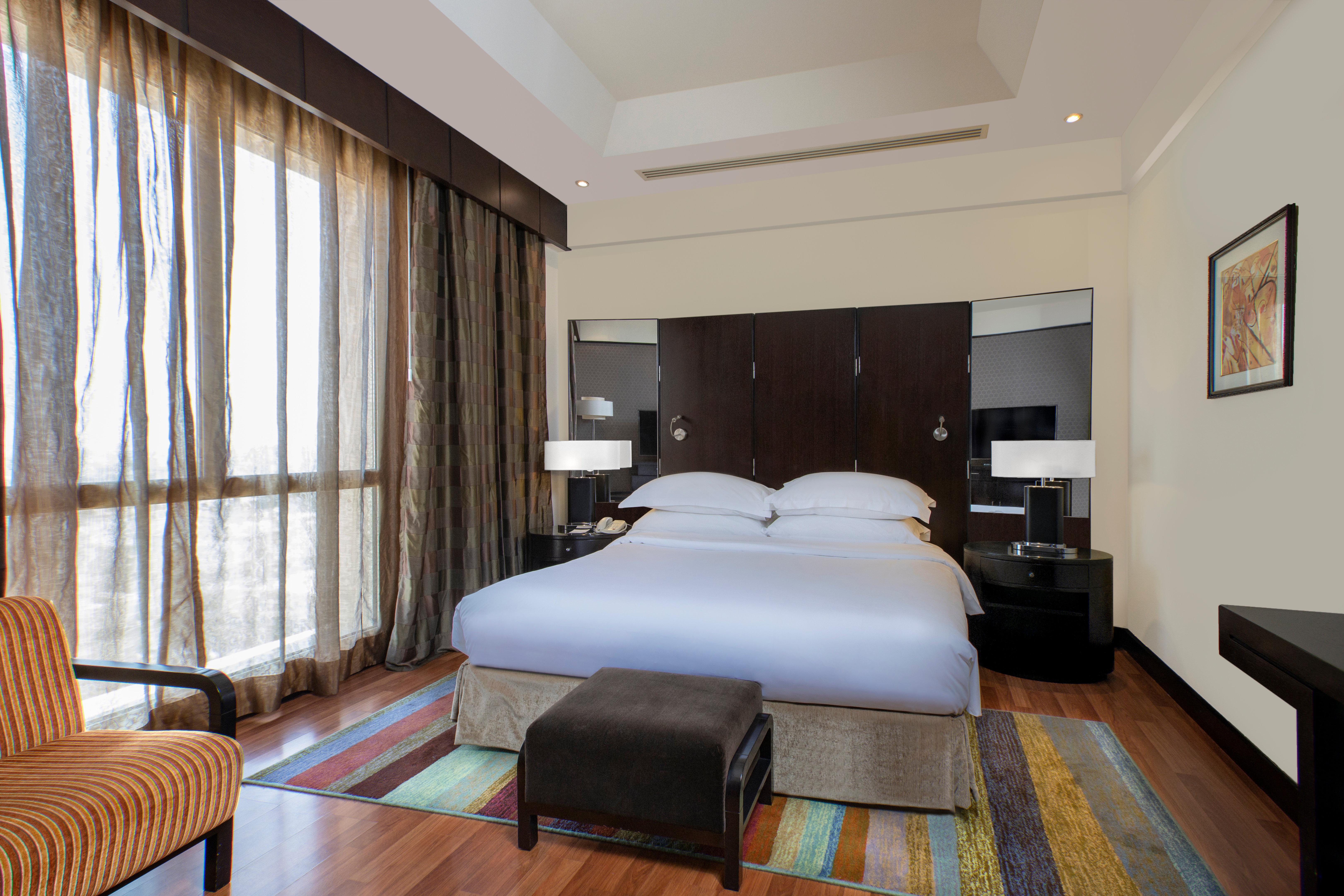 Crowne Plaza Al Khobar By Ihg Hotel Kültér fotó A bedroom at the hotel