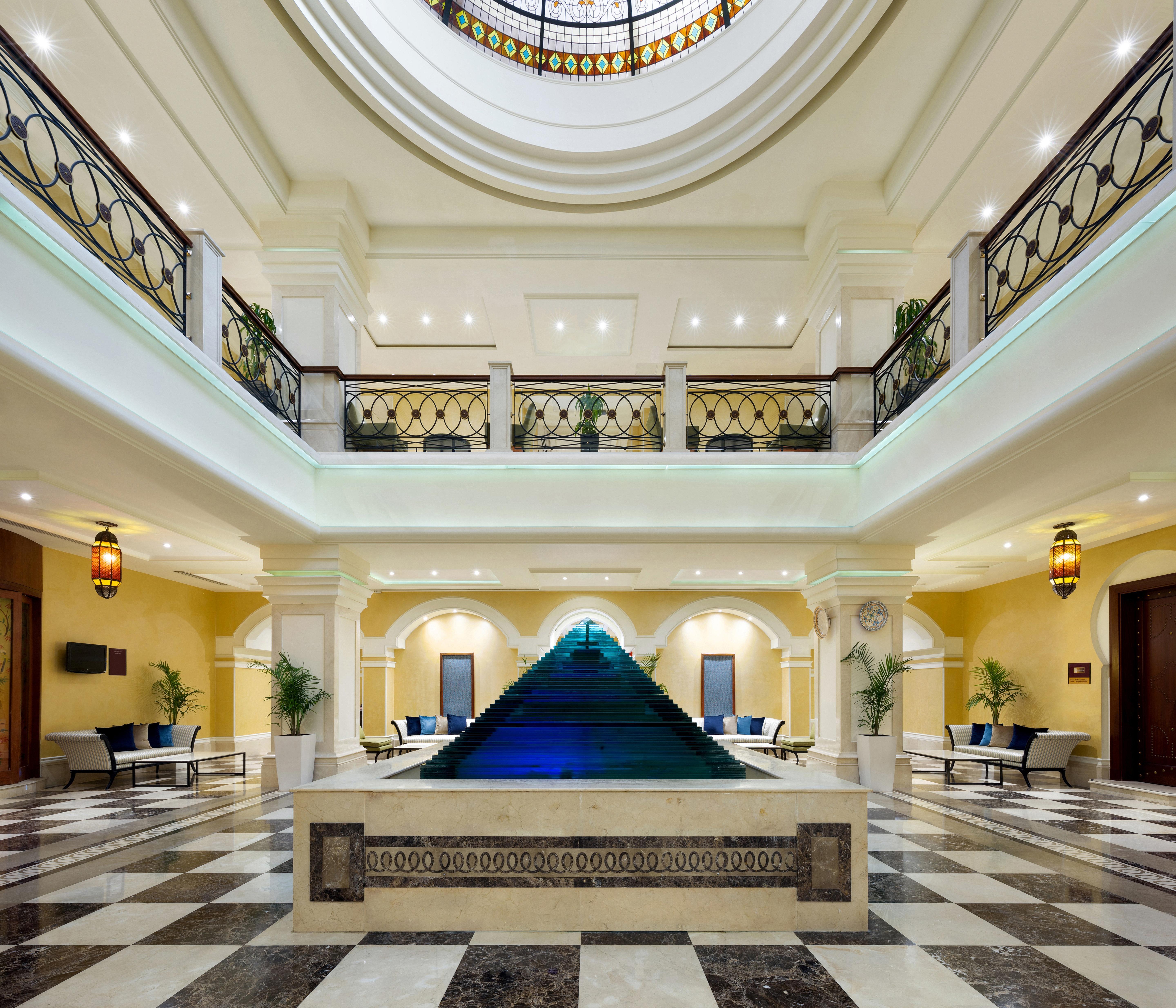 Crowne Plaza Al Khobar By Ihg Hotel Kültér fotó The pyramid fountain at the lobby of the hotel