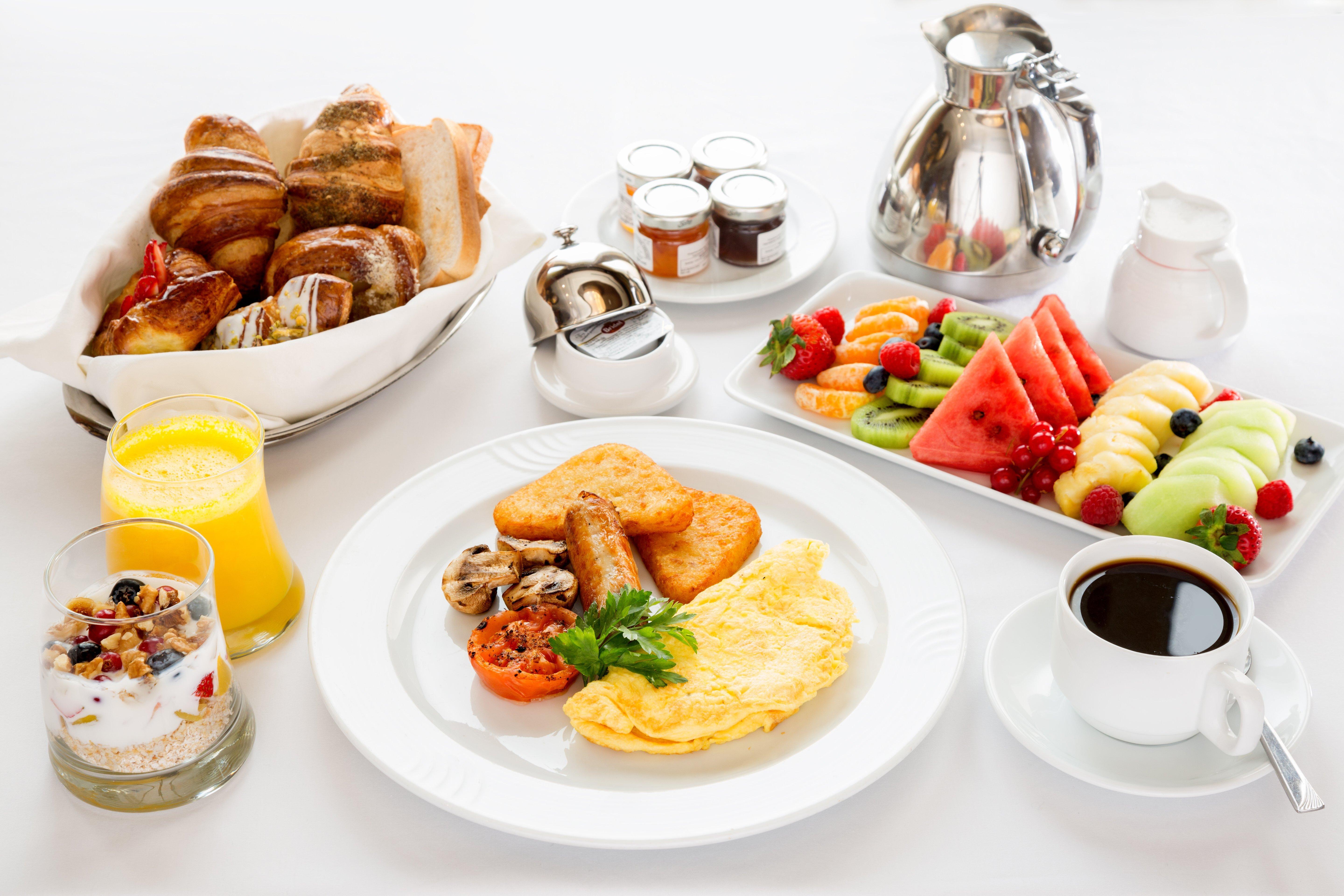 Crowne Plaza Al Khobar By Ihg Hotel Kültér fotó A typical breakfast