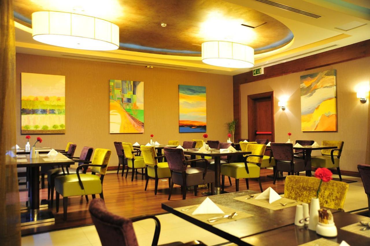 Crowne Plaza Al Khobar By Ihg Hotel Kültér fotó The interior of the restaurant