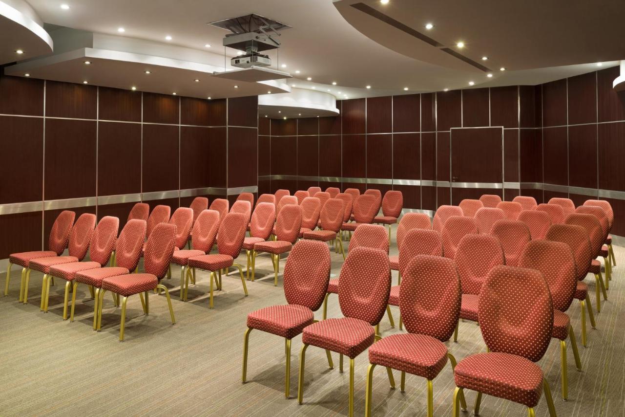 Crowne Plaza Al Khobar By Ihg Hotel Kültér fotó A typical meeting room