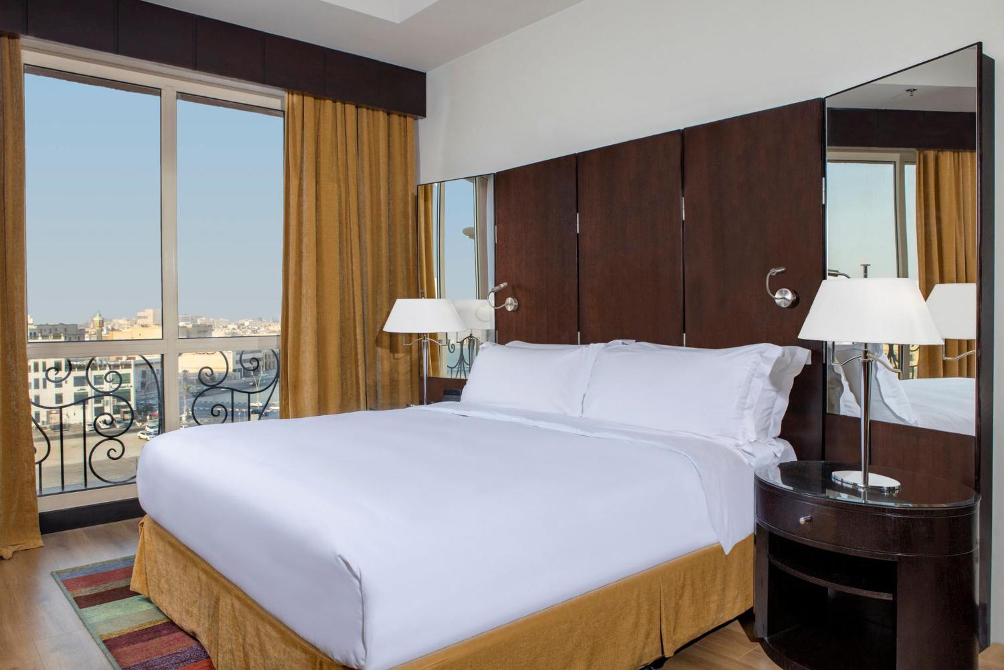 Crowne Plaza Al Khobar By Ihg Hotel Kültér fotó A bedroom at the hotel